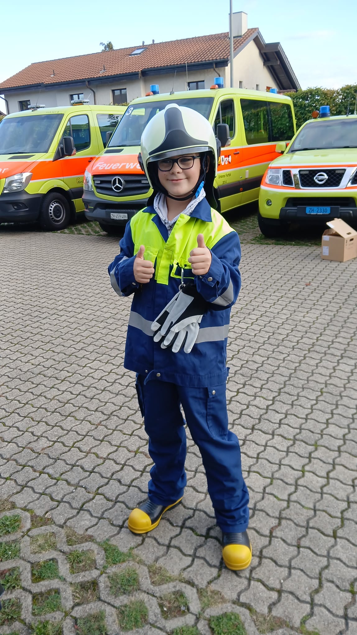 Junges Mitglied vor der Fahrzeugflotte