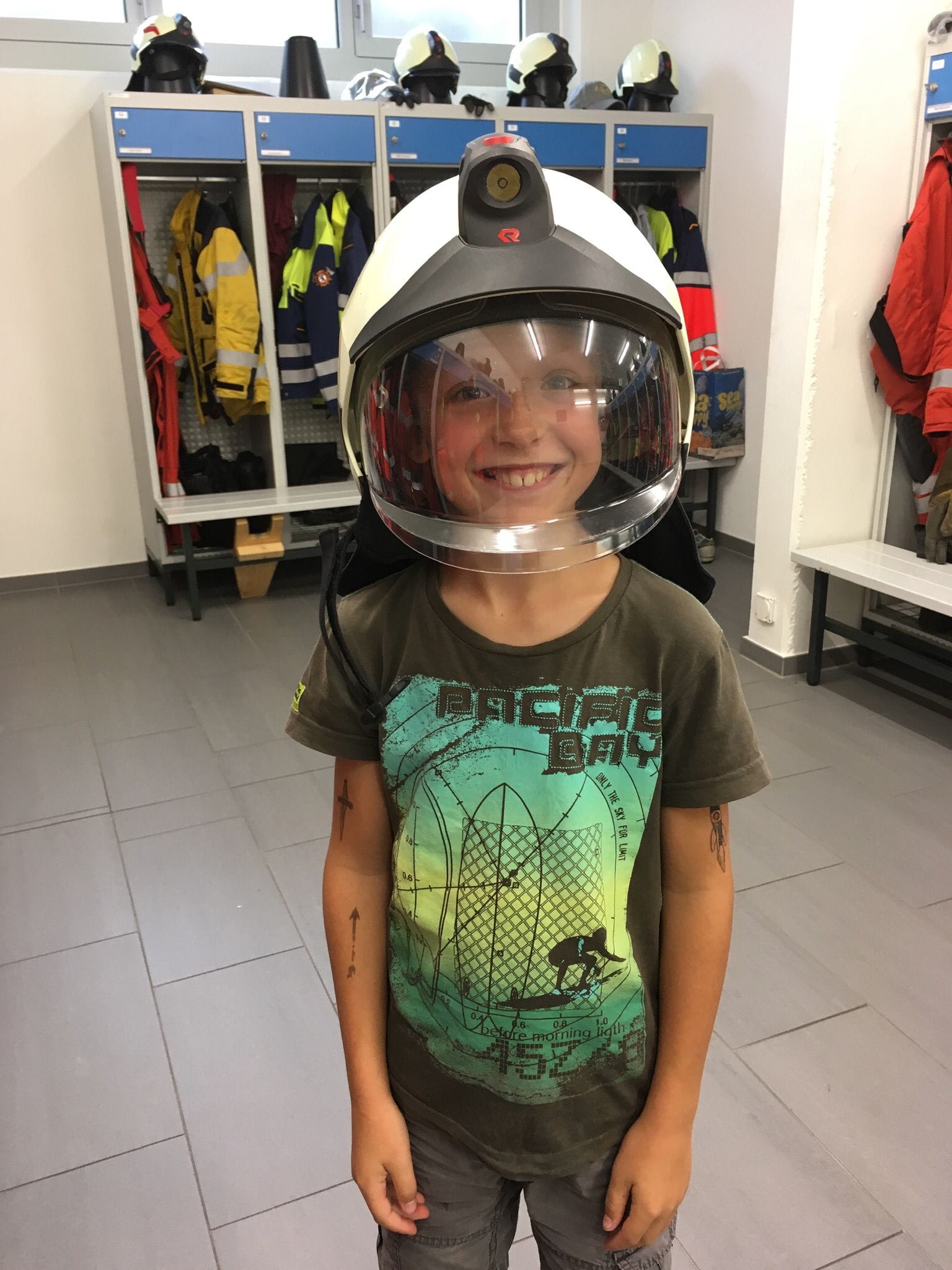 Jugendlicher mit Feuerwehrhelm und Visier