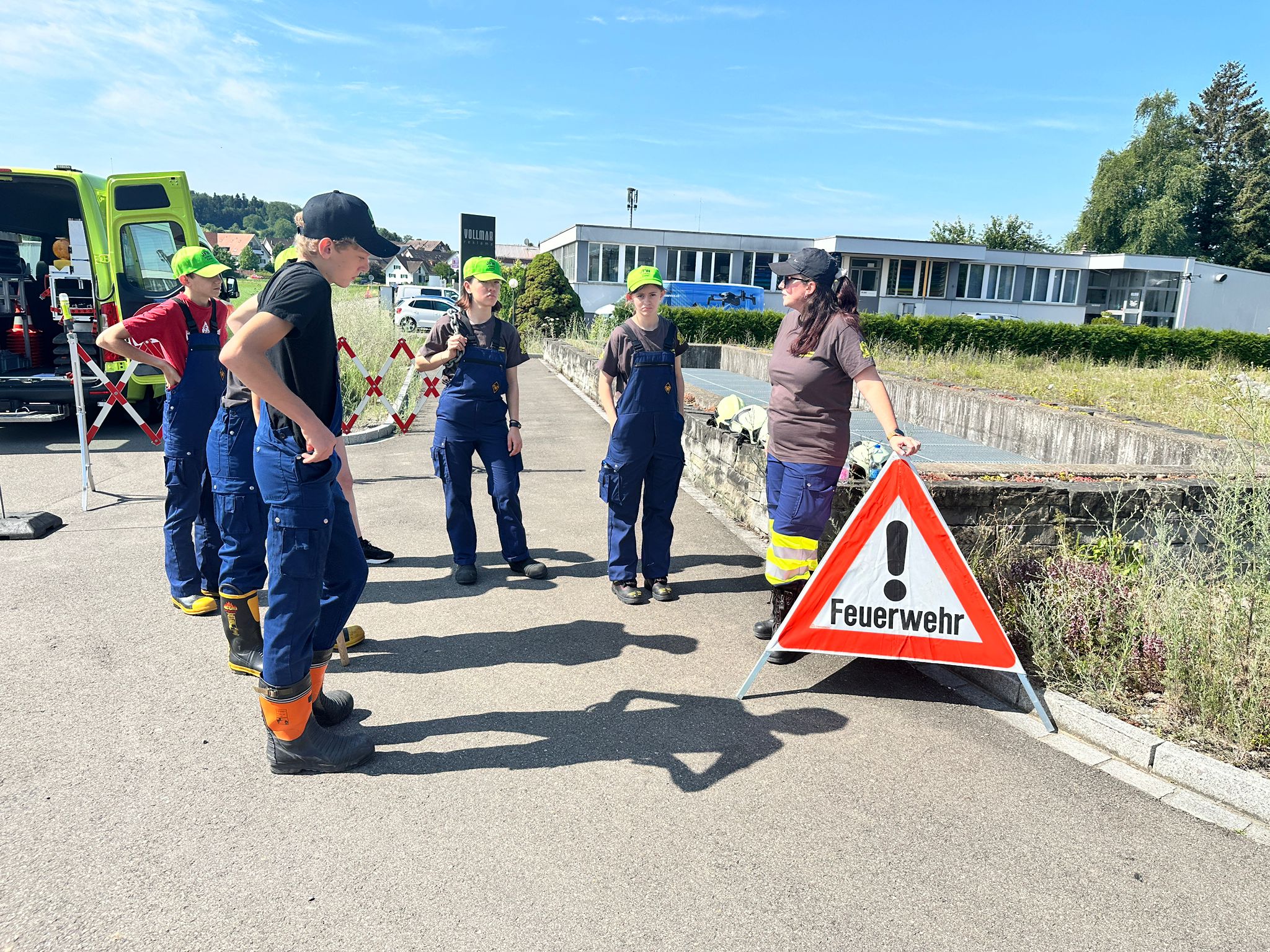 Gruppe mit Betreuerin bei Sonnenschein